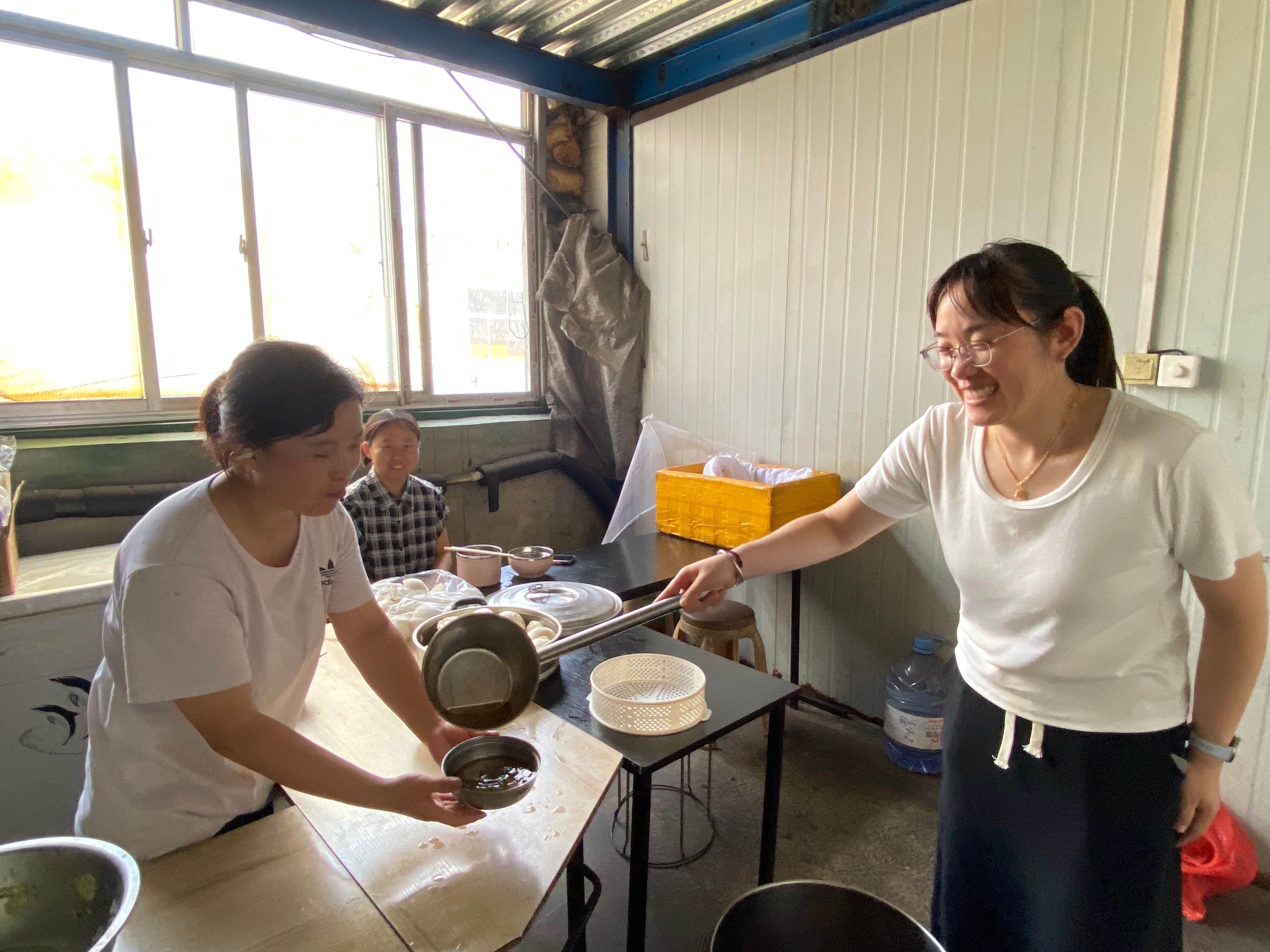 酷暑里的一縷清涼 ---工會主席王林林到智造中心慰問一線員工 酷暑里的一縷清涼 ---工會主席王林林到智造中心慰問一線員工